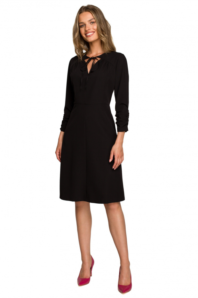 Elegancka sukienka midi z wiązaniem w dekolcie V fason A czarna